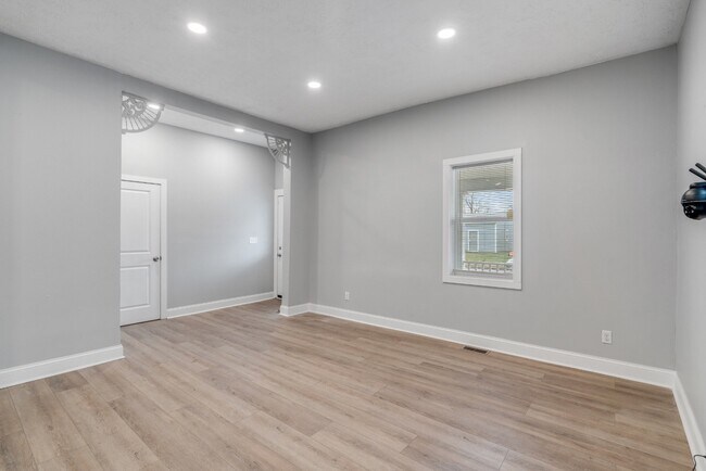 Building Photo - 2224 N Kenwood Ave