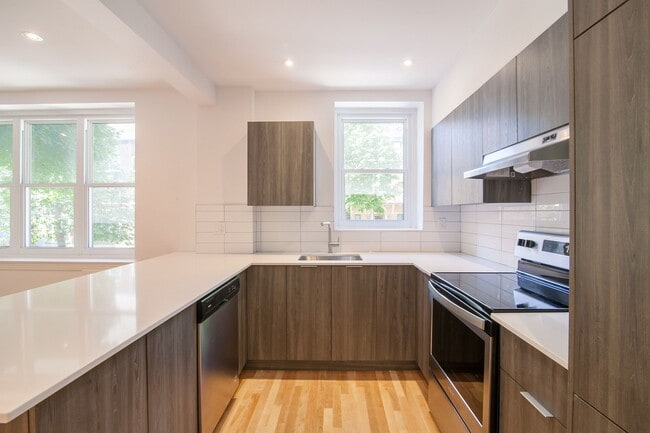 Building Photo - 2105 Rue Chomedey