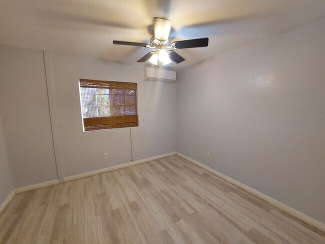 Foto del edificio - Cozy 2 Bedroom w/ Den close to JTNP