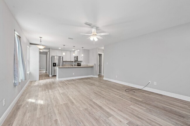 Building Photo - Charming 3-Bedroom Home in Pensacola – Clo...