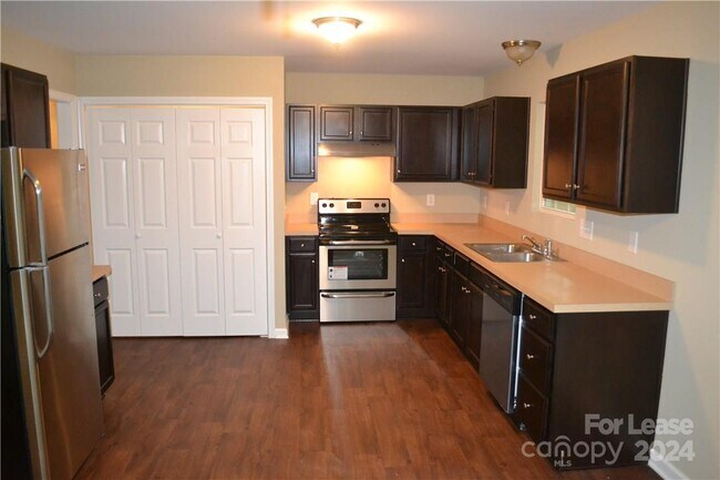 Building Photo - 2919 Archdale Dr