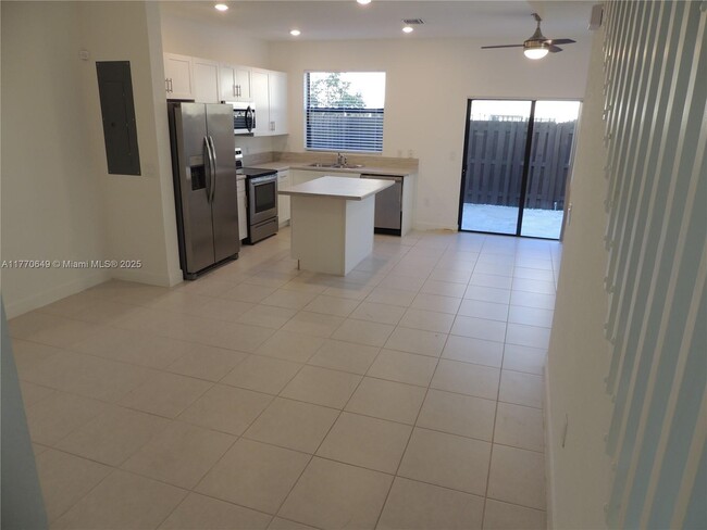 Foto del edificio - 829 NE 211th St
