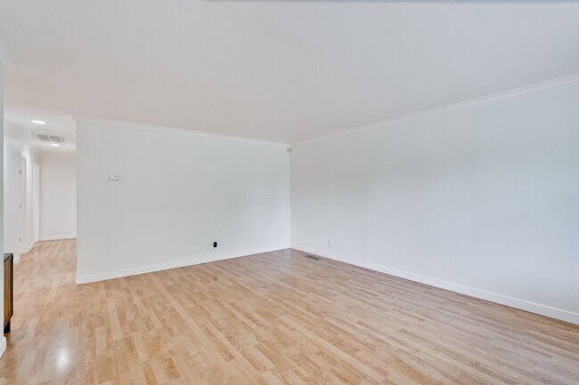 Foto del edificio - Spacious Home off of Hillsdale with Amazing Kitchen & Backyard! Ready to Rent.