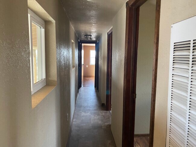 Building Photo - 305 Sunnyside Ln