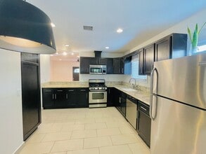 Building Photo - 706-708 Tularosa Dr