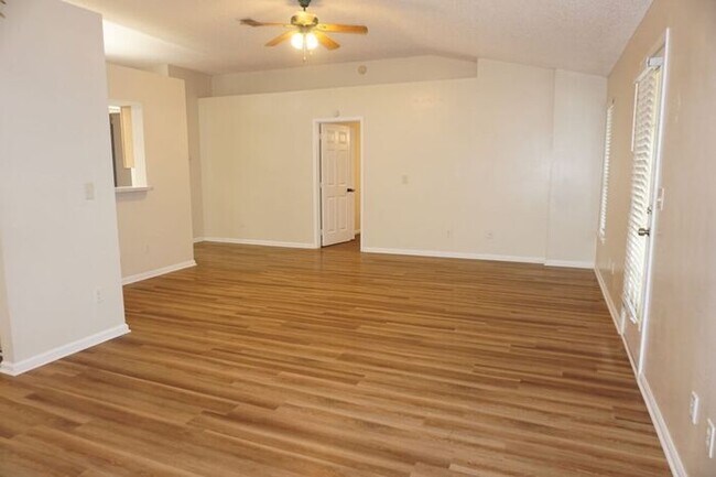 Foto del edificio - 3 Bedroom Home With Garage