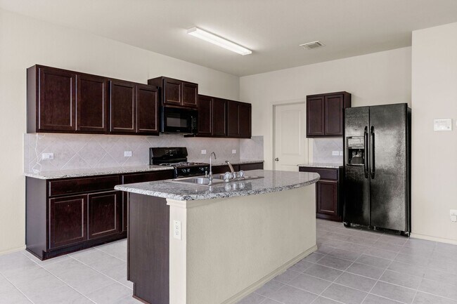 Building Photo - Large 4 bedroom in Cottonwood Creek!