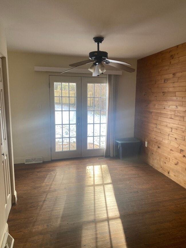 Building Photo - 3 br, 1.5 bath House - 1640 CHADWICK CIRCLE