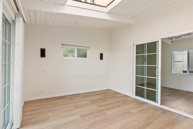 Building Photo - Catalina Apartments
