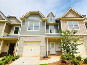 Building Photo - 1099 N Village Dr