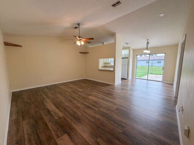Foto del edificio - 10297 Hemlock St