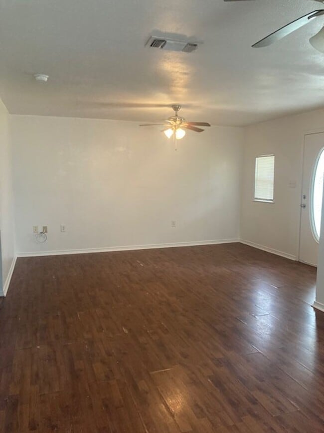 Building Photo - Biloxi 3 Bedroom