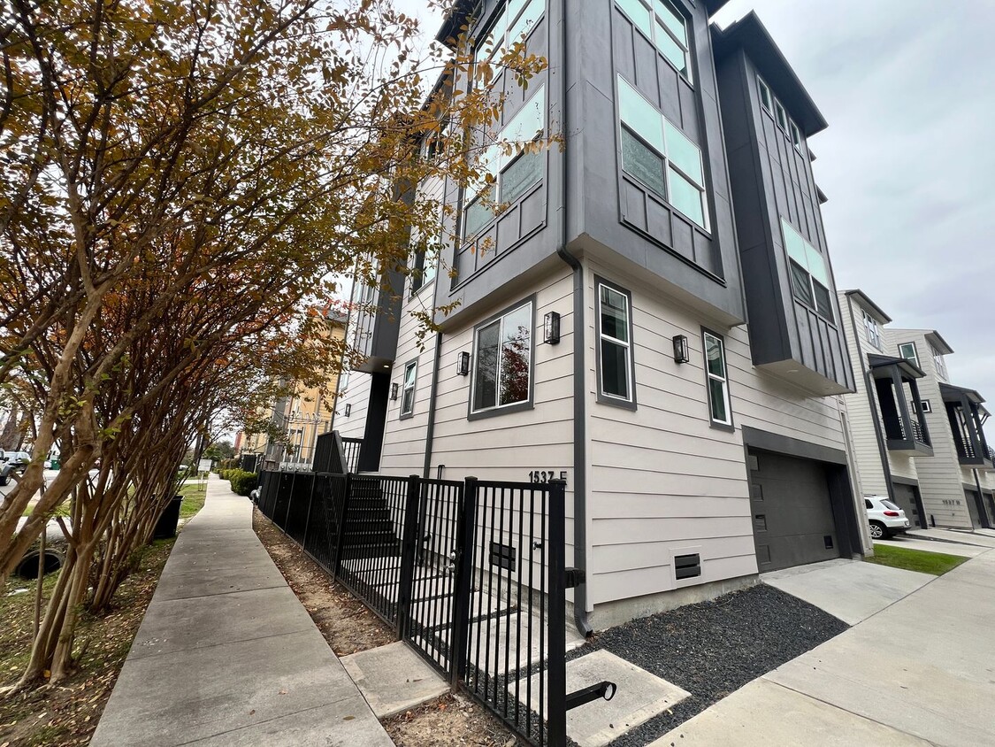 Primary Photo - 3 story townhome in the Heights now available