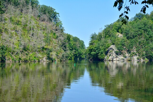 Foto del edificio - 67 Lake Lillinonah Rd N