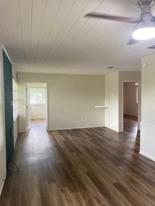 Foto del edificio - 1635 River Oaks Dr