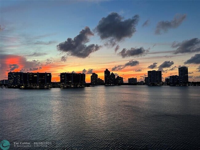 Foto del edificio - 18260 N Bay Rd