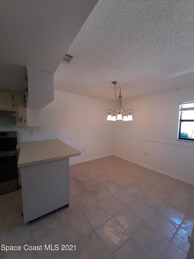 Building Photo - 1051 Clearmont St NE