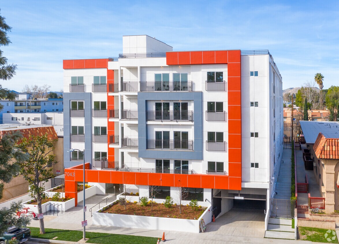 The Jordan Heights 7043 N Jordan Ave Canoga Park, CA Apartments for