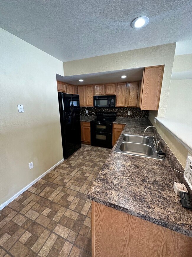 Building Photo - 3 BEDROOM, 2.5 BATHROOM SOUTHPARK TWIN HOM...