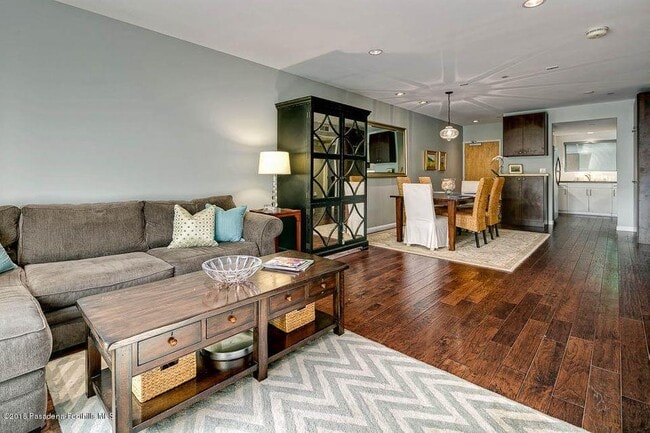 Building Photo - 159 W Green St