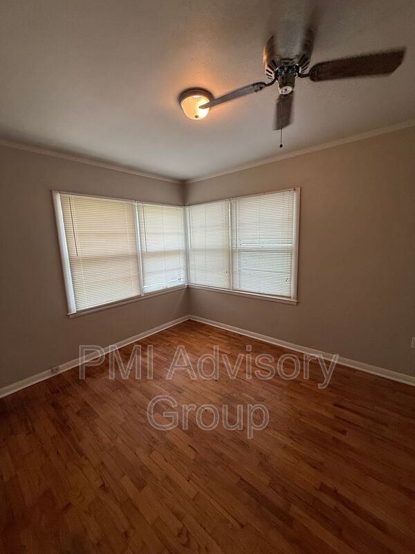 Building Photo - 200 SW Country Club Dr