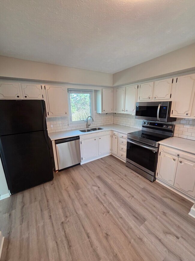 Foto del edificio - 3 bed, 2 bath, 1 car garage, fenced backyard, newly remodeled!