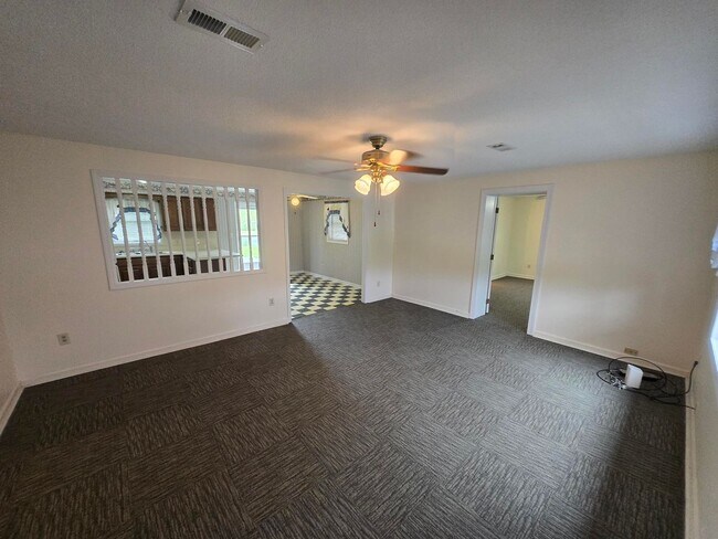 Foto del edificio - **Charming 3-Bed, 2-Bath Duplex Apartment with Spacious Garage and Large Back Porch**