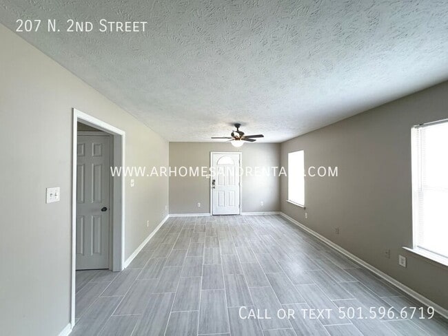Building Photo - 207 N 2nd St