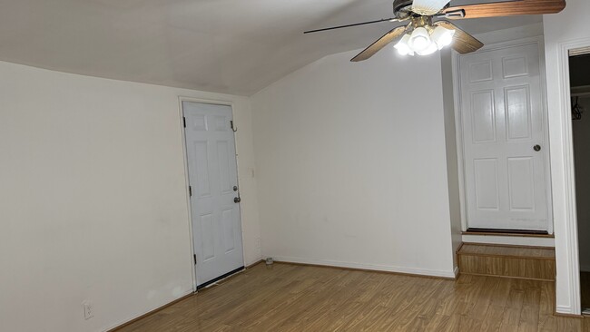 Foto del edificio - 5034 Newcastle Ave
