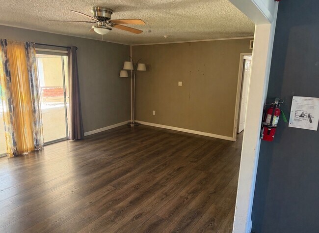 Foto del edificio - 5493 N Feland Ave