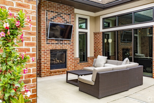Pool Lounge - The Landing At Briarcliff