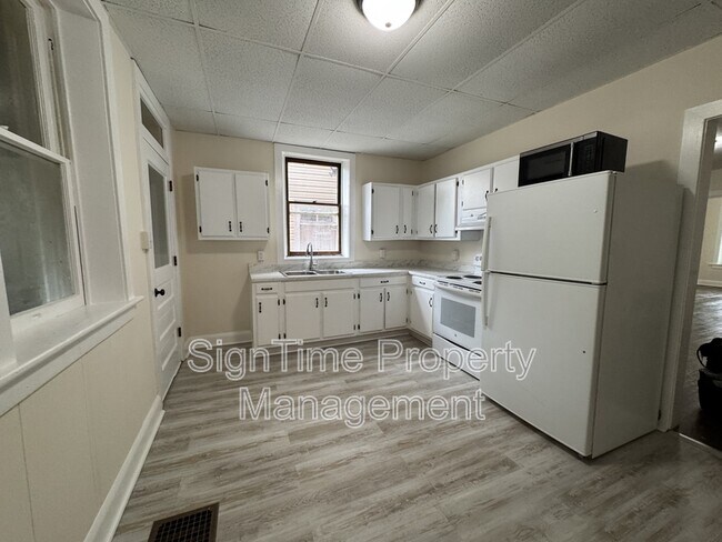 Building Photo - 836 W Washington St