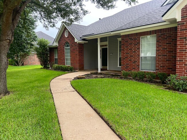 Foto del edificio - Large Lot Close to to Barksdale Air Force Base w/POOL!!