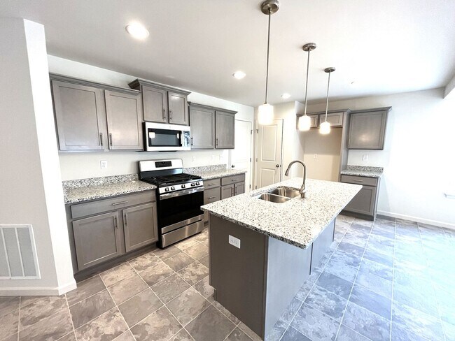 Foto del edificio - Stunning 2024 Newly Built Duplex Home - 3 ...