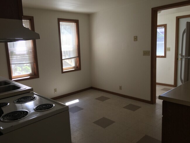 Kitchen - 429 Niagara St