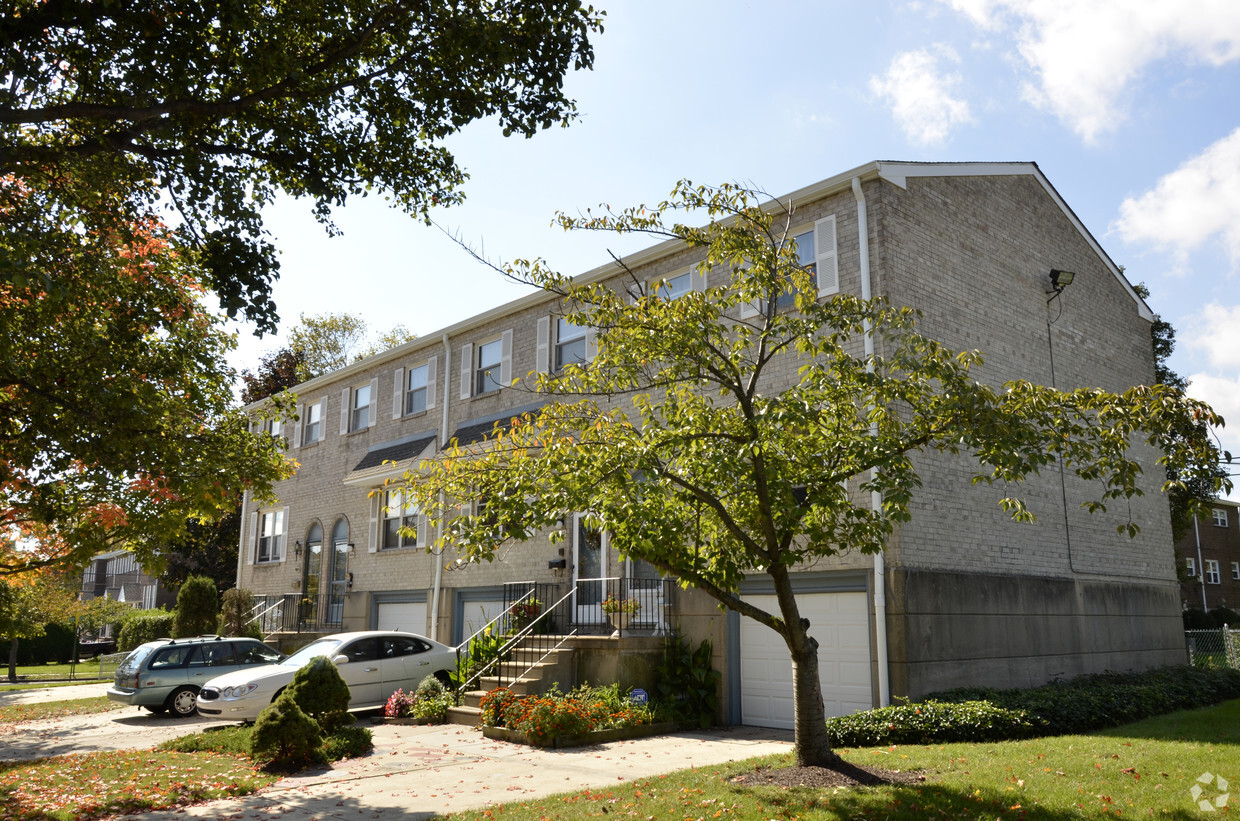 Building Photo - Darby Townhouses