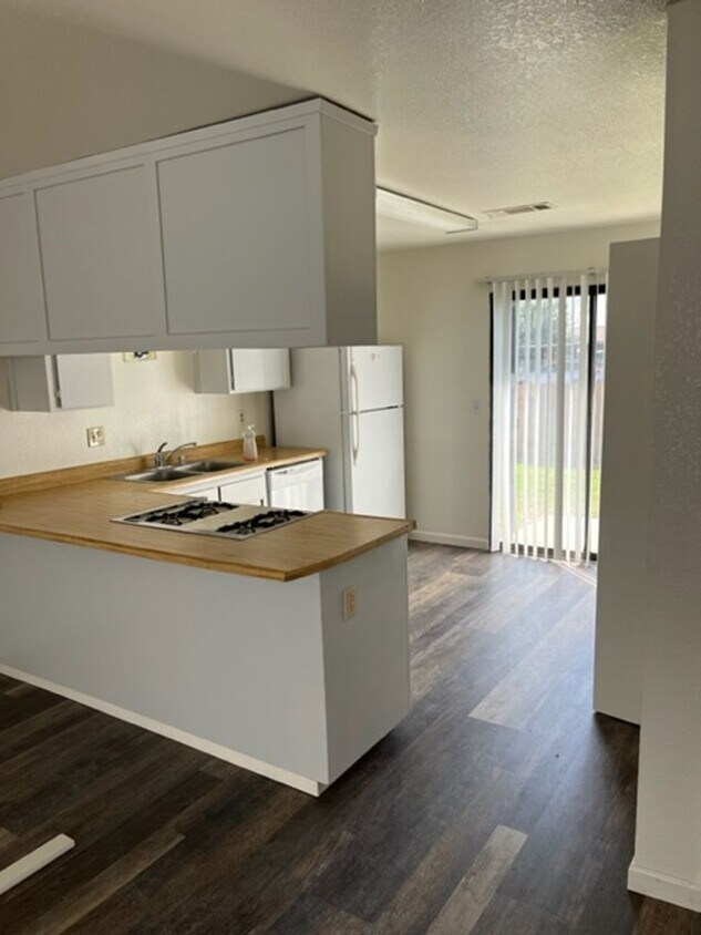 Building Photo - 2 Bedroom 1 Bath Unit COMING SOON!