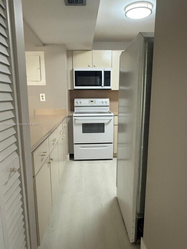 Foto del edificio - 870 NW 87th Ave