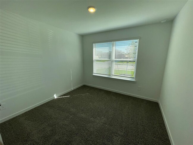 Building Photo - 4930 Edgewood Dr