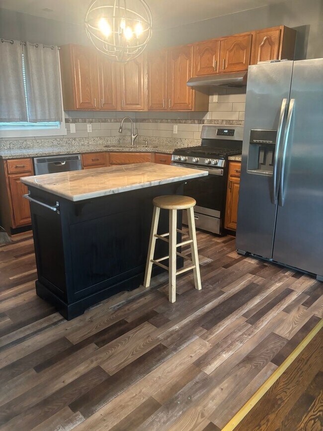 Foto del edificio - For Rent: 3 Bedroom, 1 Bath – Joliet, IL