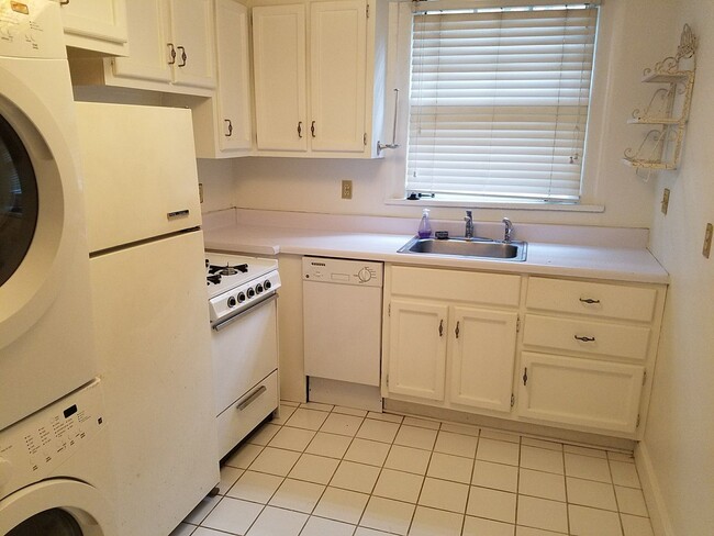 Building Photo - 1bd/1ba Condo Across the Street From Piedm...