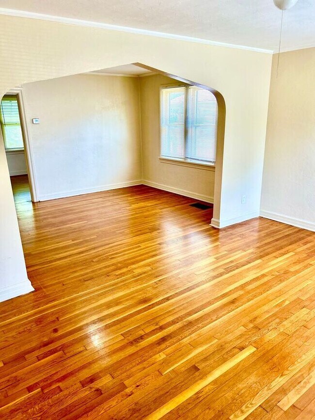 Building Photo - Beautiful Rent Ready 2 Bed 1 Bath Home!