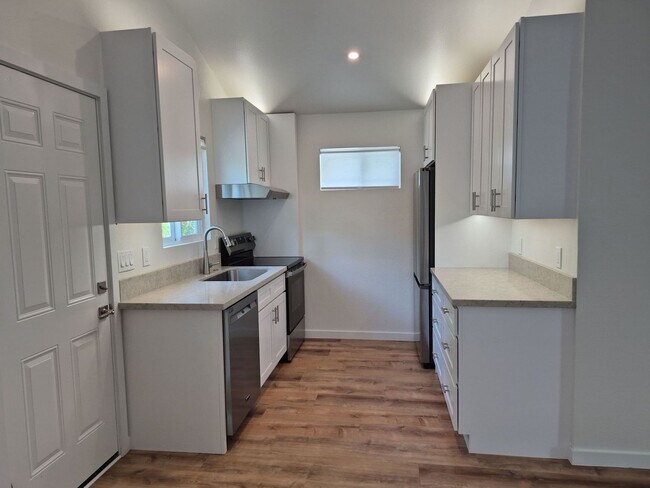 Foto del edificio - Brand new remodeled cottage on lg. property close to beach. Available now.