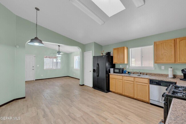 Foto del edificio - Northeast El Paso 3 bed with Refrig A/C an...