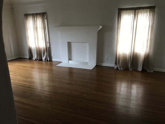 Large living room - 855 N La Jolla Ave