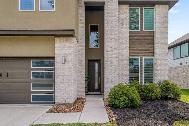 Building Photo - 14261 Lake Lodge Dr