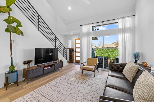 Building Photo - 1903 Albury Cove