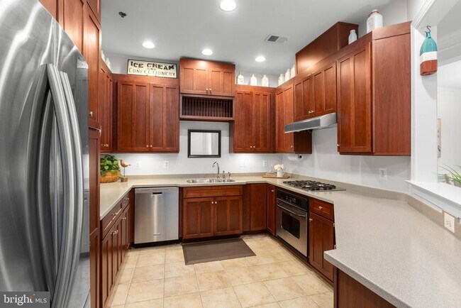 Foto del edificio - 830 Belmont Bay Dr