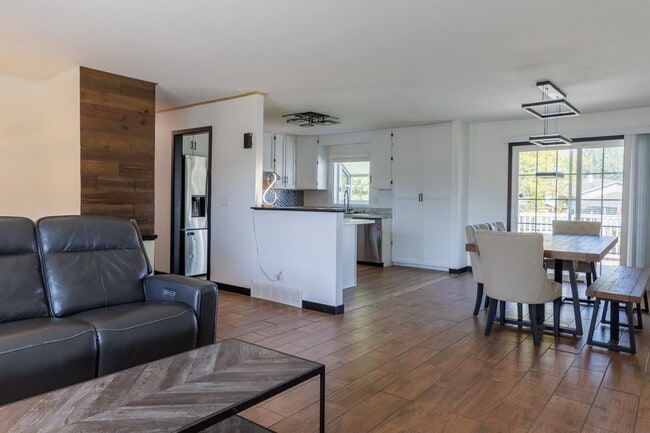 Foto del edificio - 8003 Evesborough Dr