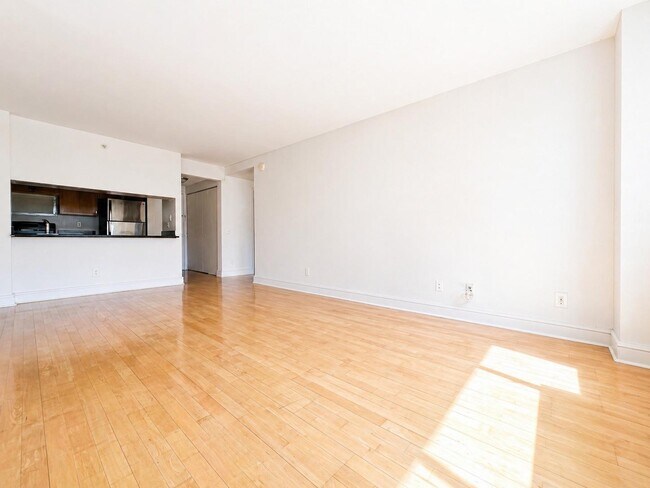 Building Photo - 323 W 96th St